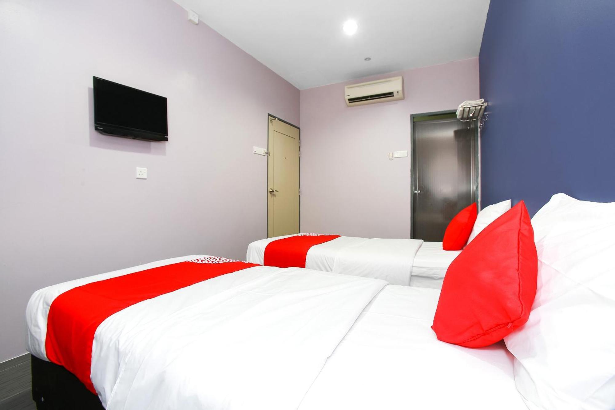 Oyo 89332 De Hotel Teluk Intan Exterior foto