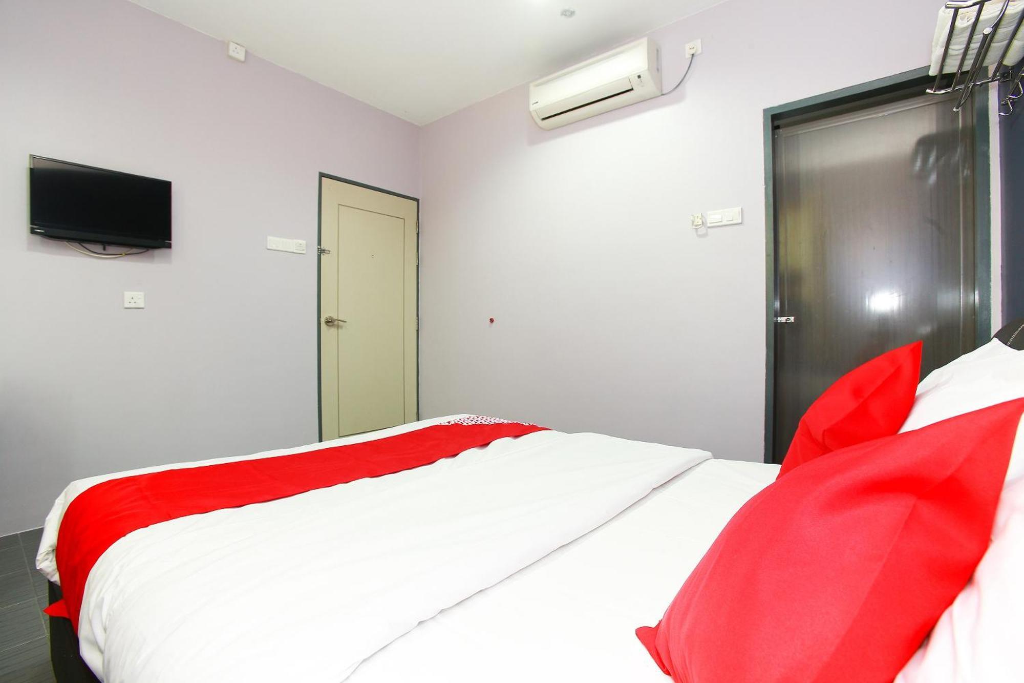 Oyo 89332 De Hotel Teluk Intan Exterior foto